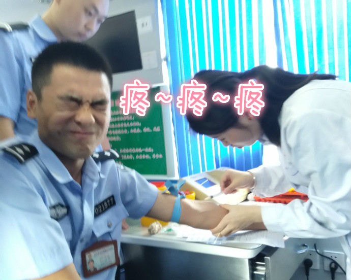疼skr人！警察在移動獻血車上的表情包亮了