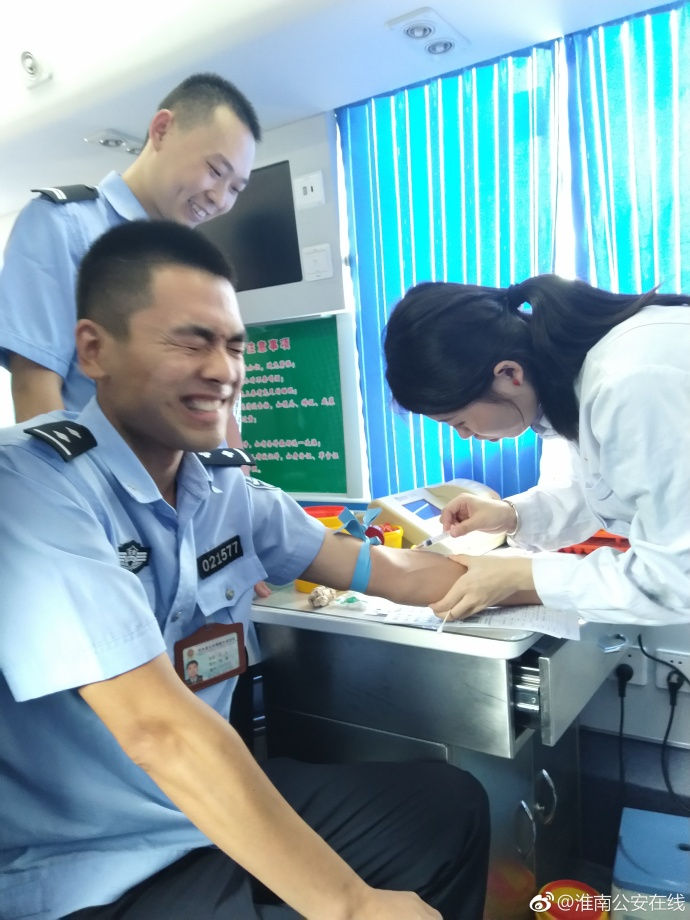 疼skr人！警察在移動獻血車上的表情包亮了