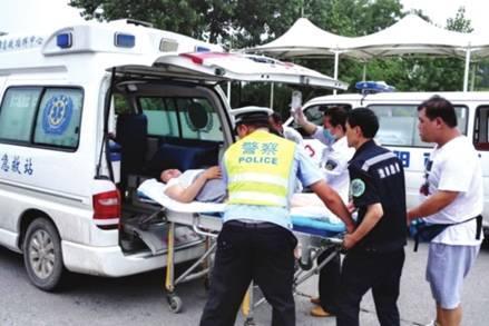命懸一線牽動人心，救護車臨危不亂治病救人_